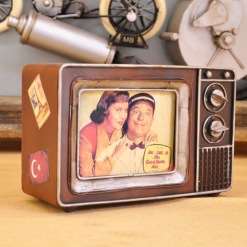 Interior Design Years - Retro-Eisen-Tischdekoration, inspiriert vom Design von Vintage-Fernsehern,